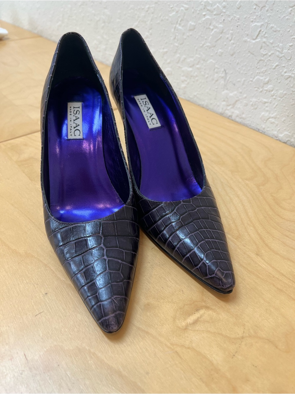 Isaac Mizrahi Croc-Embossed Pointed Toe Pumps Brown with Purple Lining size 9